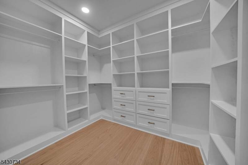 6 Bedroom Single Family Home/House's Image 33