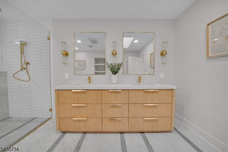 6 Bedroom Single Family Home/House's Image 34