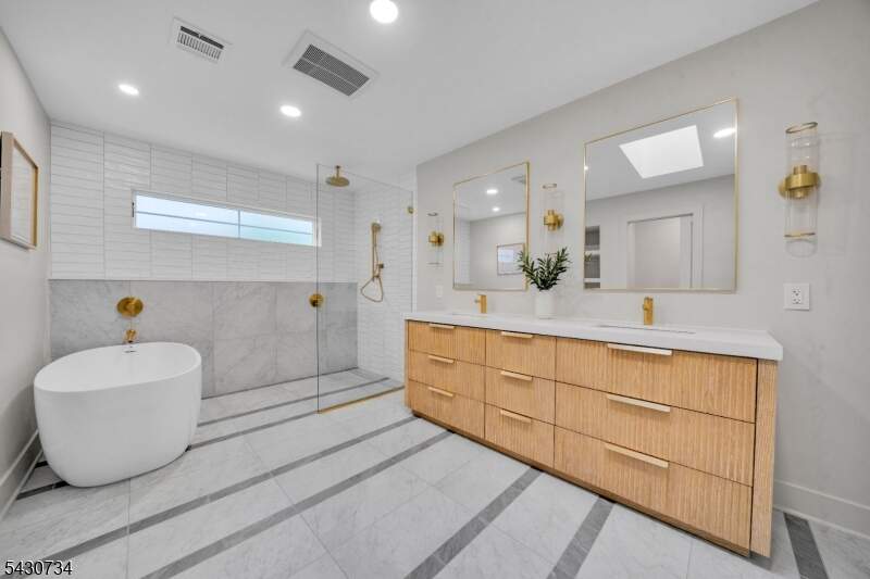 6 Bedroom Single Family Home/House's Image 35
