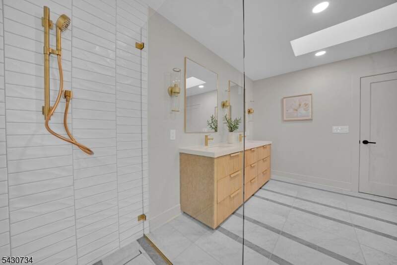 6 Bedroom Single Family Home/House's Image 36