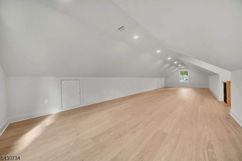 6 Bedroom Single Family Home/House's Image 37
