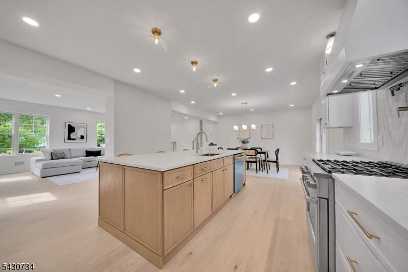 6 Bedroom Single Family Home/House's Image 3