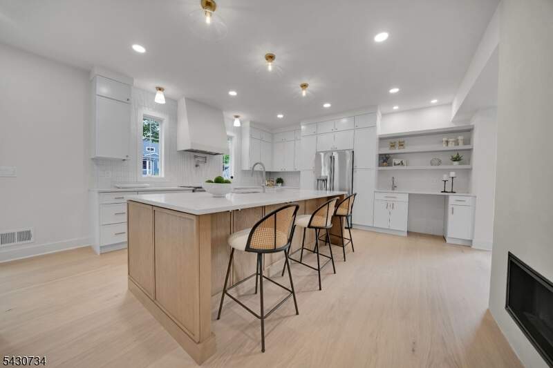 6 Bedroom Single Family Home/House's Image 4