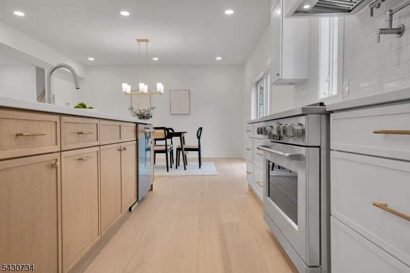 6 Bedroom Single Family Home/House's Image 5