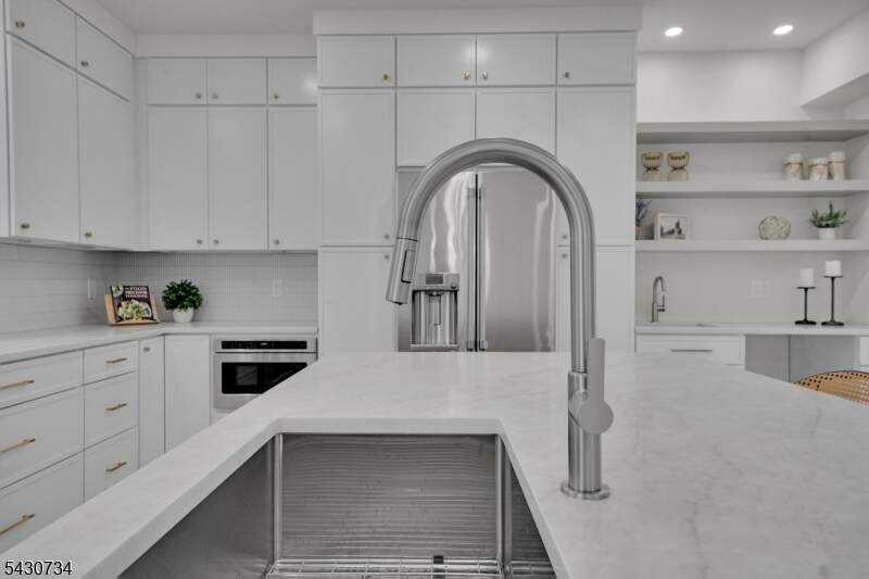 6 Bedroom Single Family Home/House's Image 6