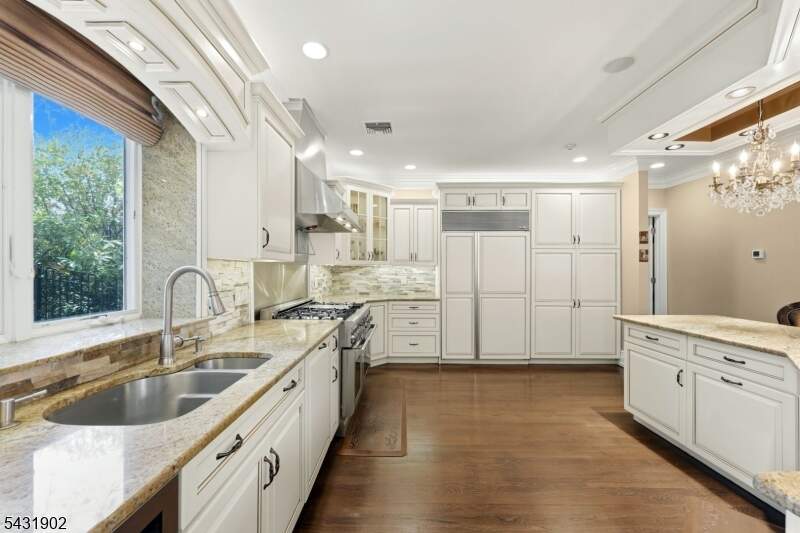 5 Bedroom Single Family Home/House's Image 12