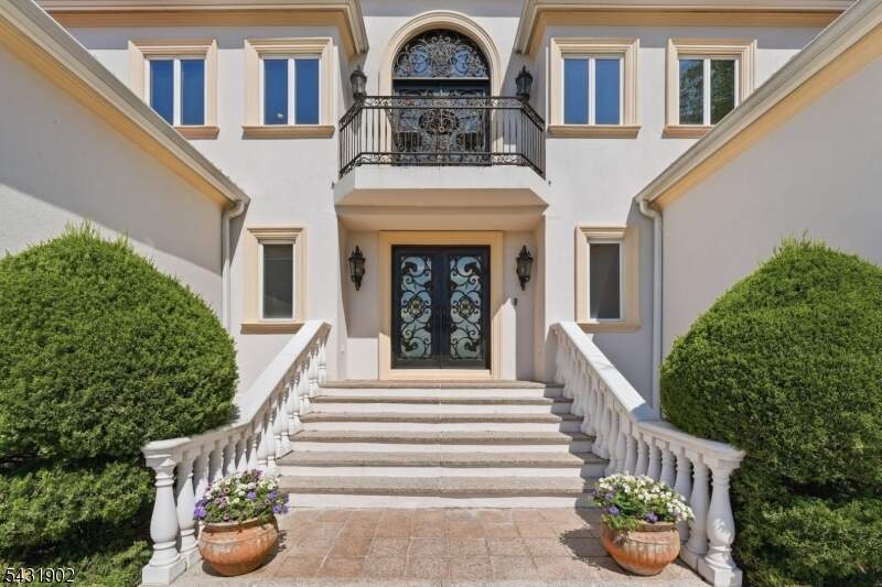 5 Bedroom Single Family Home/House's Image 3