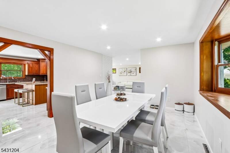 4 Bedroom Single Family Home/House's Image 7