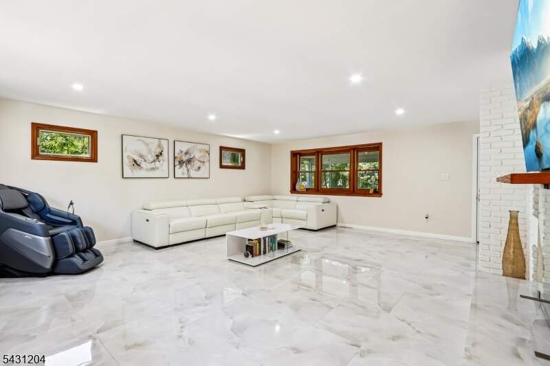 4 Bedroom Single Family Home/House's Image 3