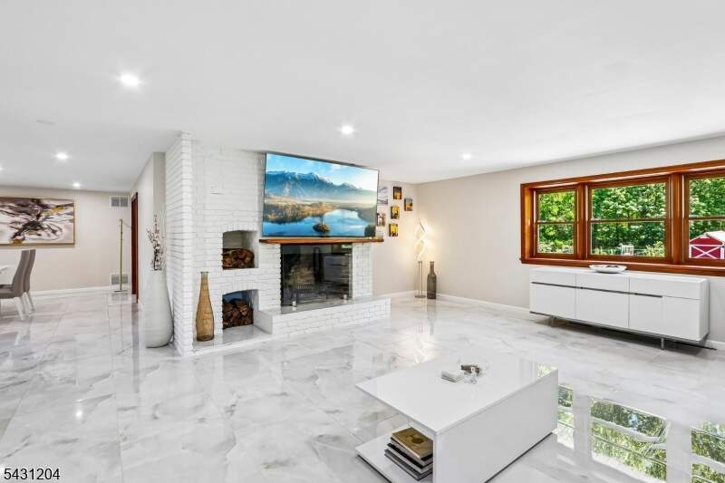 4 Bedroom Single Family Home/House's Image 5