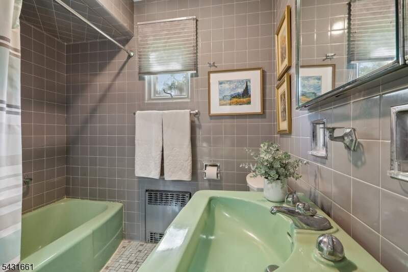 4 Bedroom Single Family Home/House's Image 18