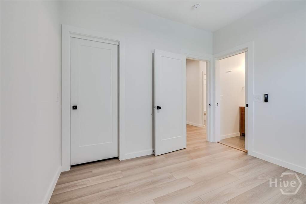 6 Bedroom Multi Unit's Image 8