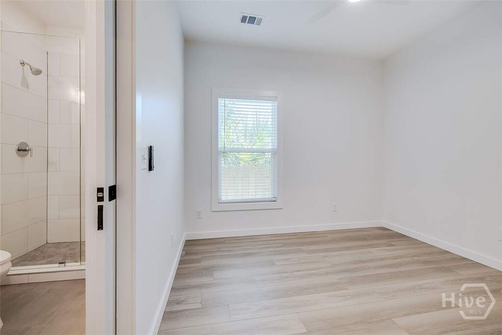 6 Bedroom Multi Unit's Image 9