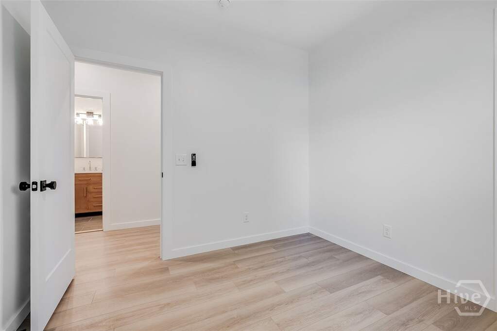 6 Bedroom Multi Unit's Image 12