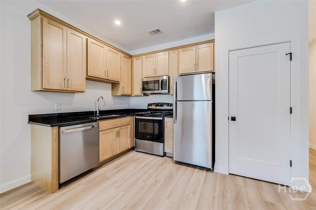 6 Bedroom Multi Unit's Image 23