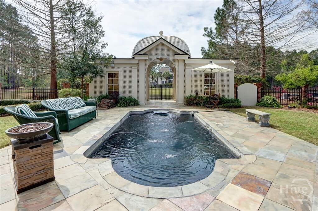 5 Bedroom Single Family Home/House's Image 3