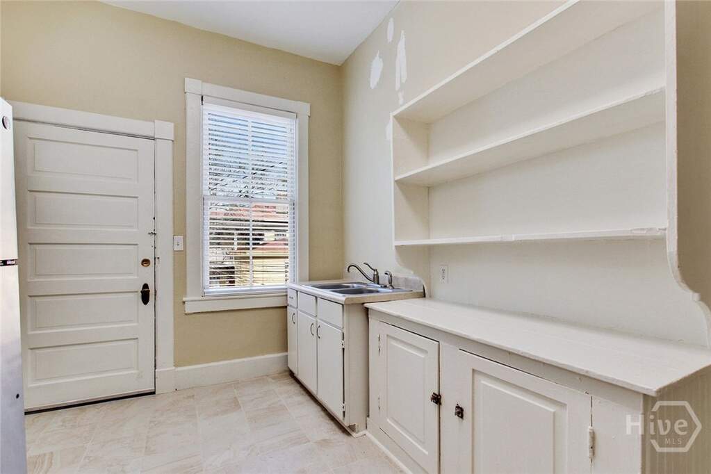 6 Bedroom Multi Unit's Image 31