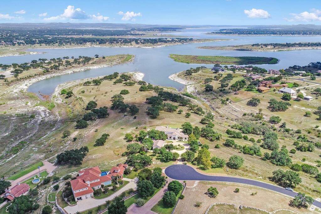 Store your boat on-site in the garage & access Canyon Lake via boat ramp at the end of The Peninsula
