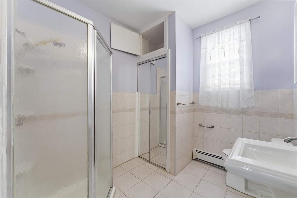 6 Bedroom Multi Unit's Image 11
