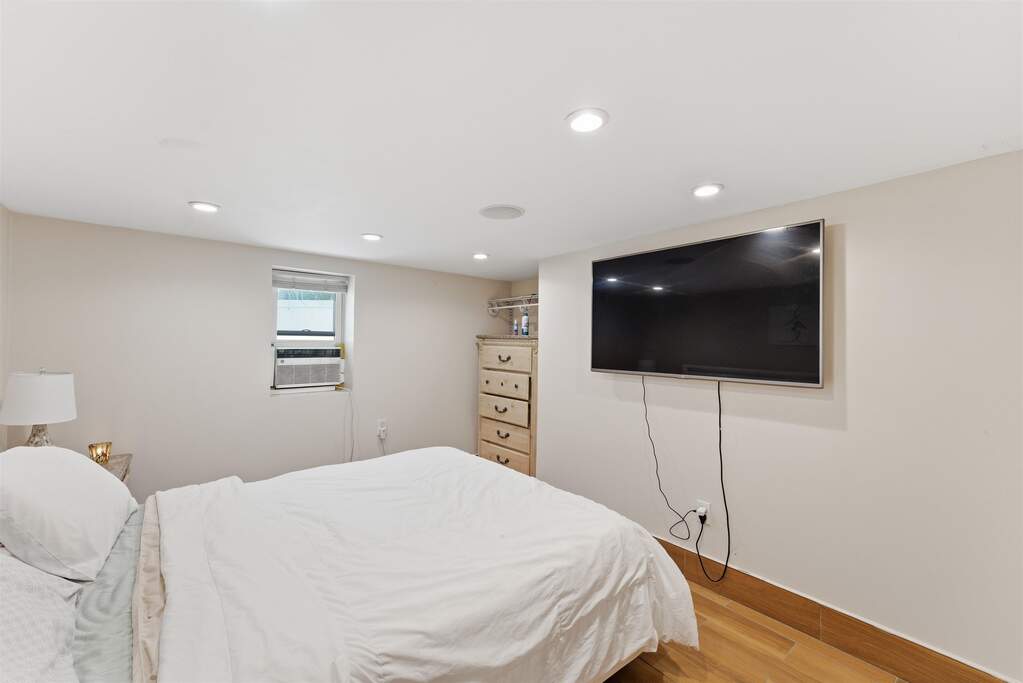 6 Bedroom Multi Unit's Image 16