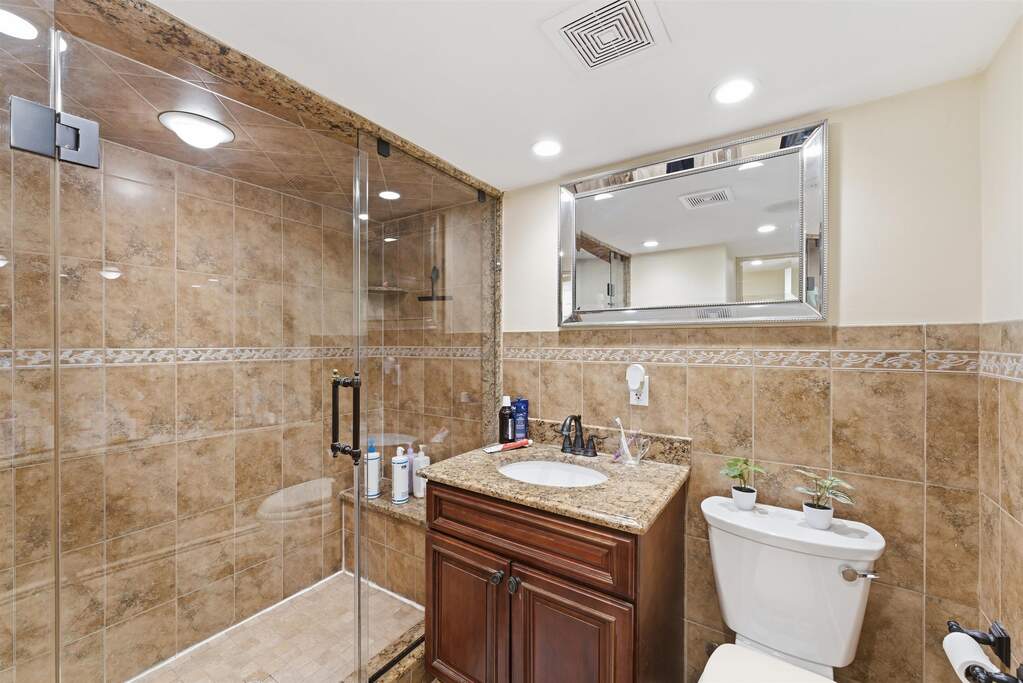 6 Bedroom Multi Unit's Image 19