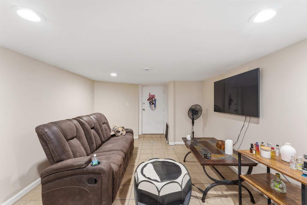 6 Bedroom Multi Unit's Image 27