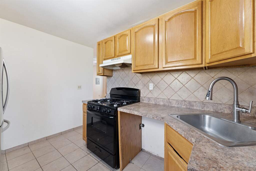 6 Bedroom Multi Unit's Image 4
