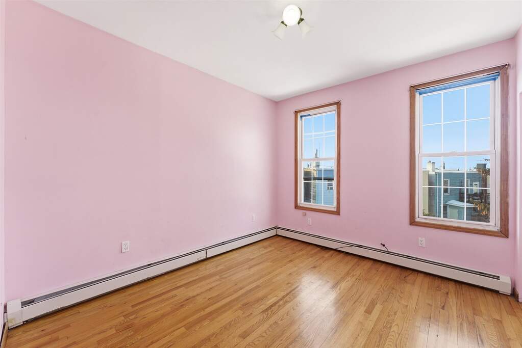 6 Bedroom Multi Unit's Image 5