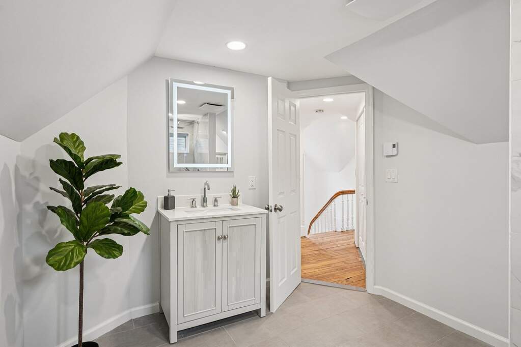 5 Bedroom Single Family Home/House's Image 39