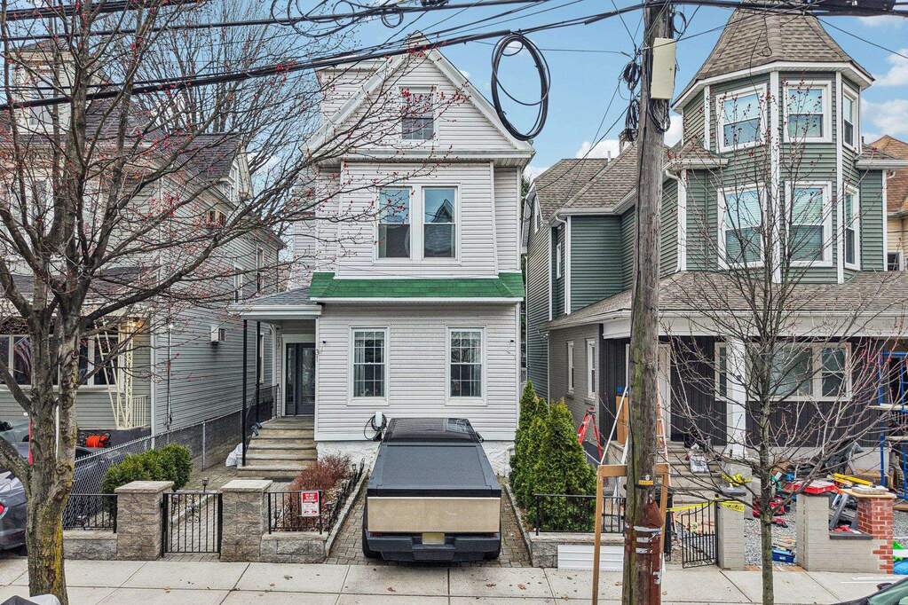 5 Bedroom Single Family Home/House's Image 41