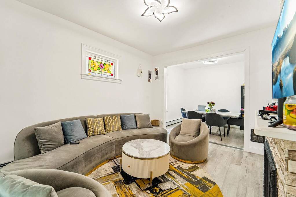 9 Bedroom Multi Unit's Image 13