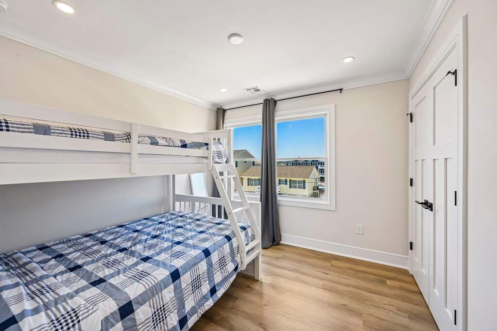 5 Bedroom Single Family Home/House's Image 31