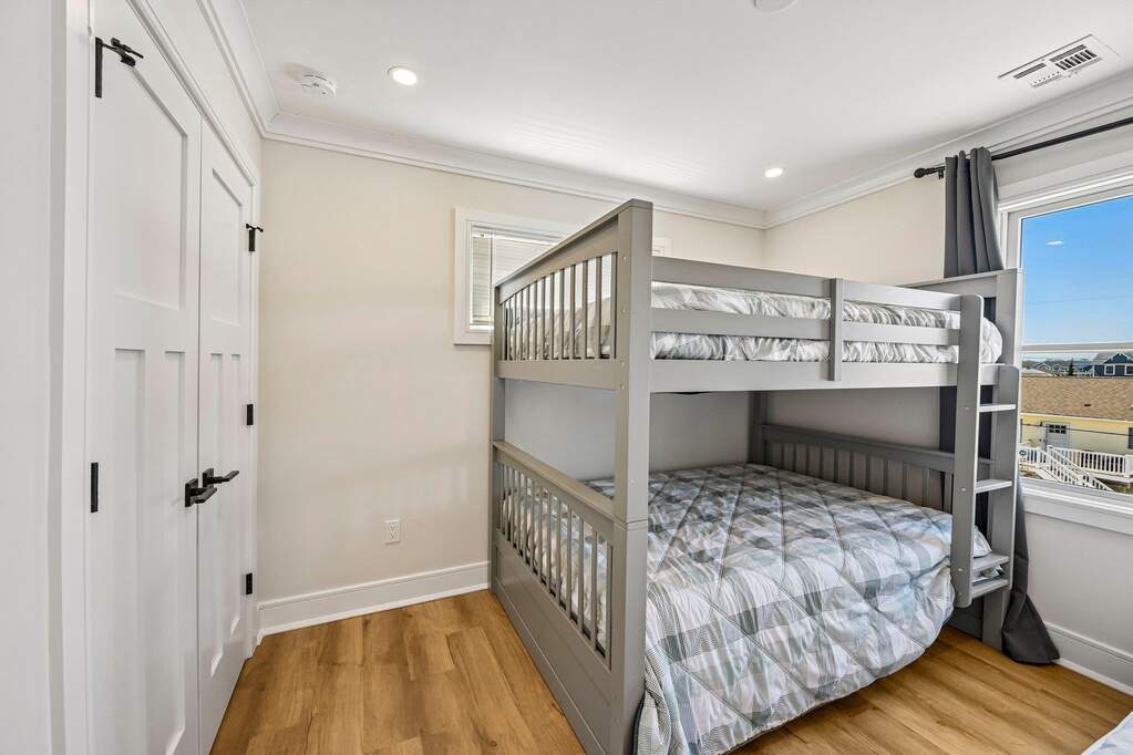 5 Bedroom Single Family Home/House's Image 32