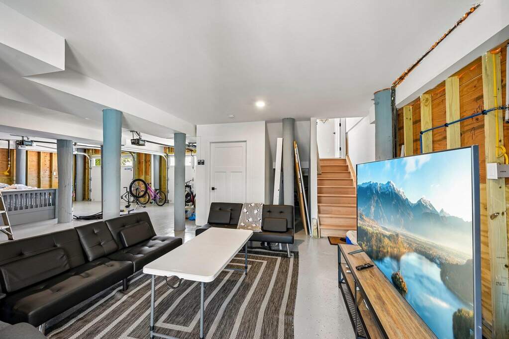 5 Bedroom Single Family Home/House's Image 40