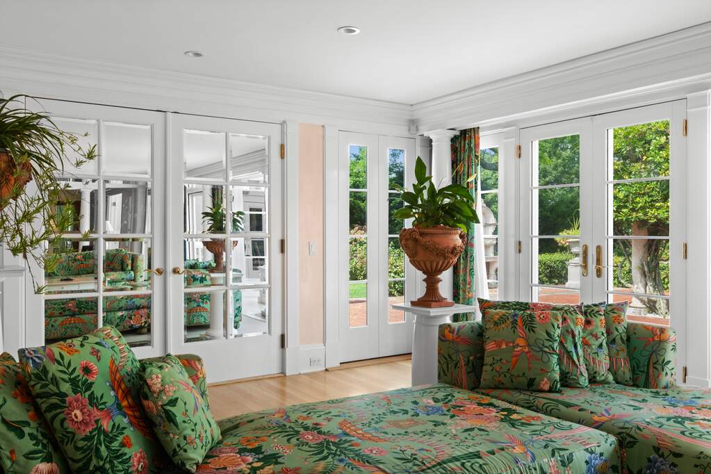 7 Bedroom Single Family Home/House's Image 11
