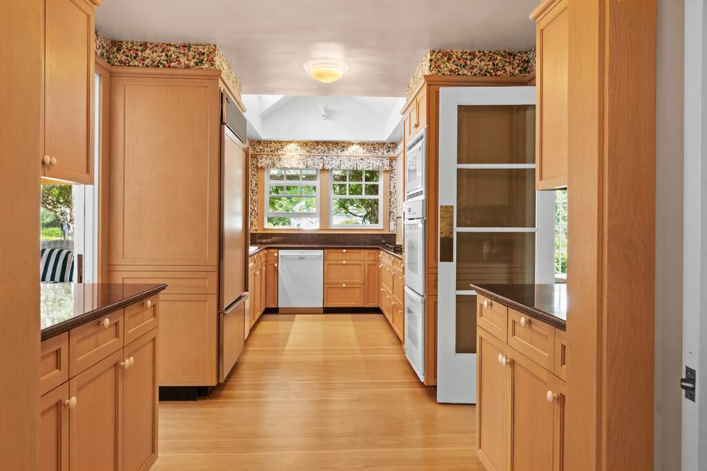 7 Bedroom Single Family Home/House's Image 18