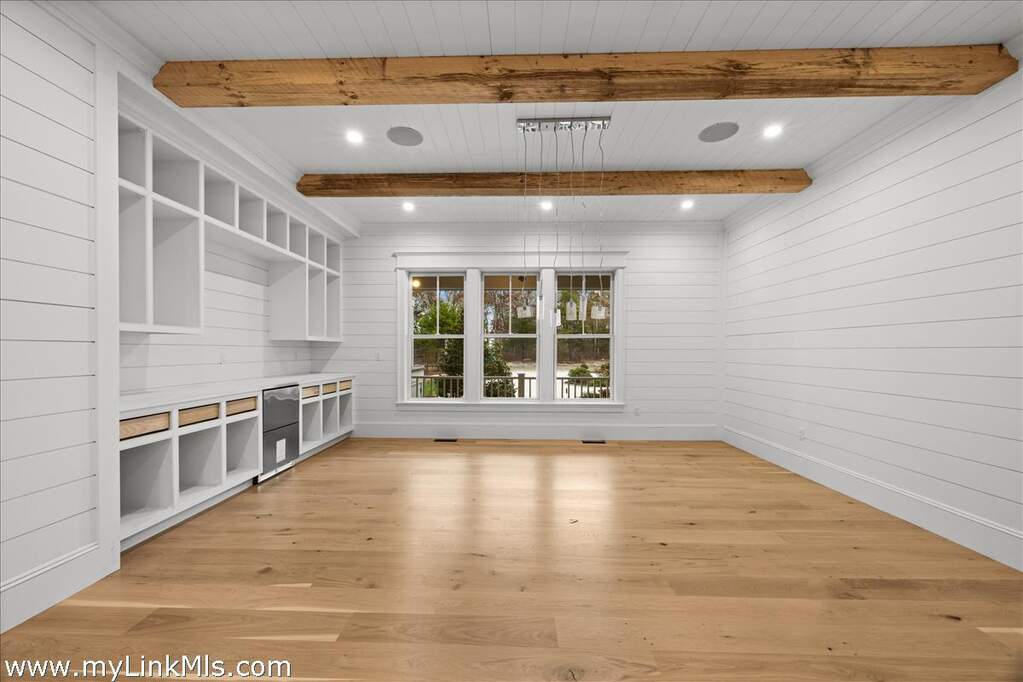 7 Bedroom Single Family Home/House's Image 10