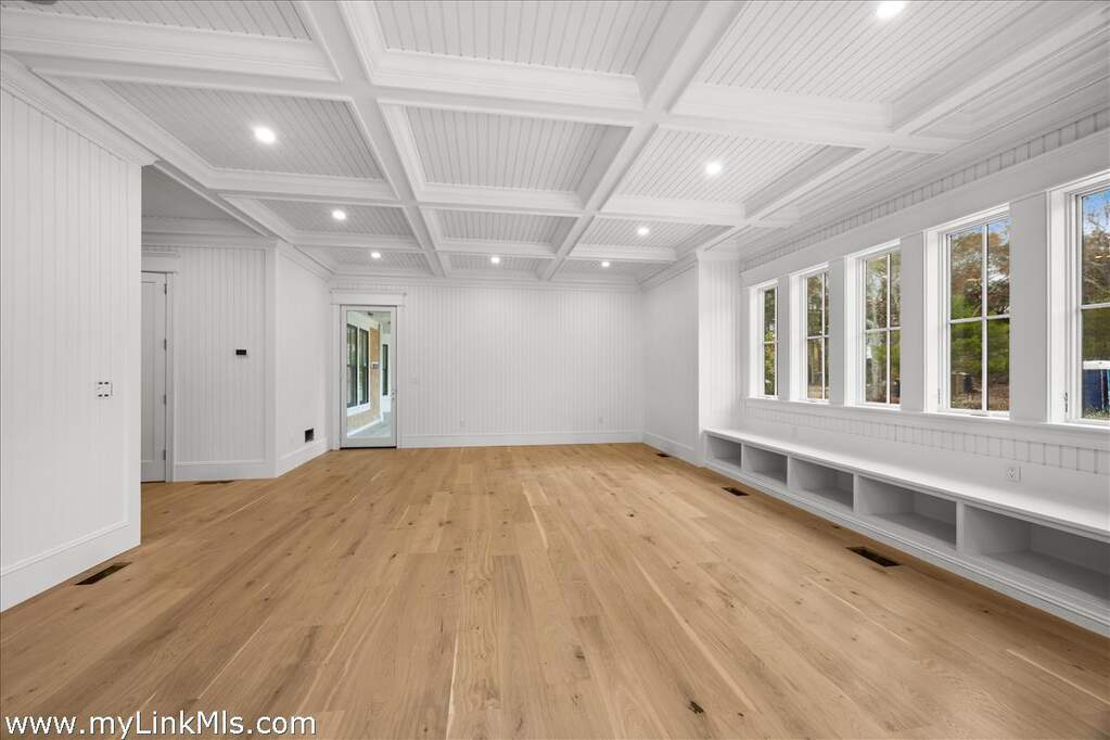7 Bedroom Single Family Home/House's Image 11