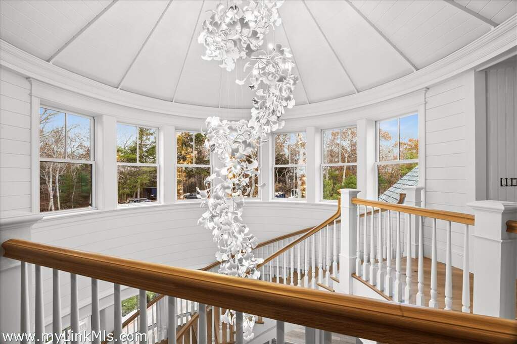 7 Bedroom Single Family Home/House's Image 12