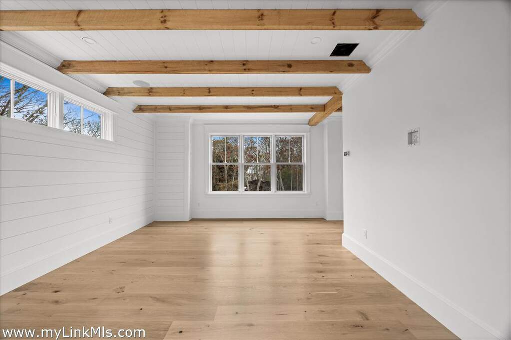 7 Bedroom Single Family Home/House's Image 14