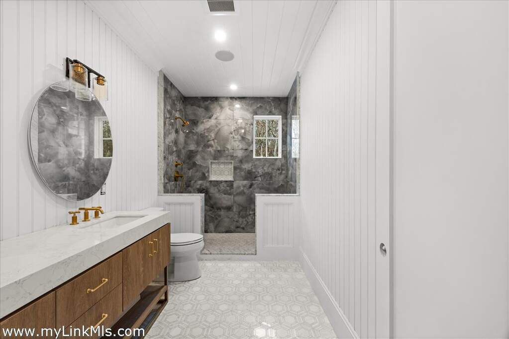7 Bedroom Single Family Home/House's Image 16