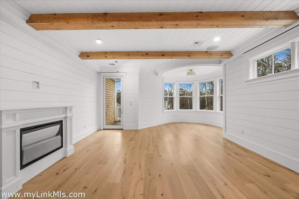 7 Bedroom Single Family Home/House's Image 18