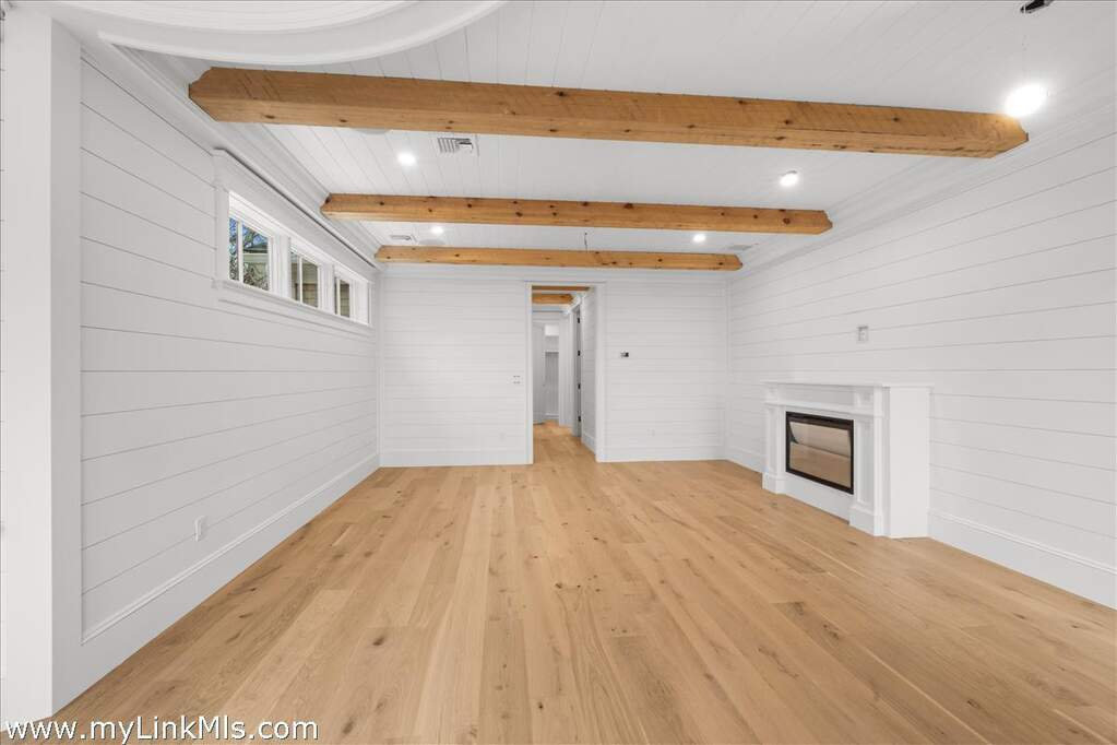 7 Bedroom Single Family Home/House's Image 19