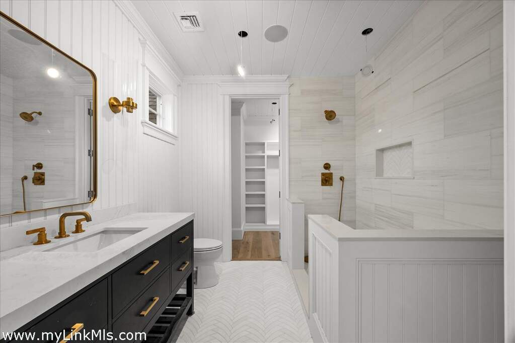 7 Bedroom Single Family Home/House's Image 21