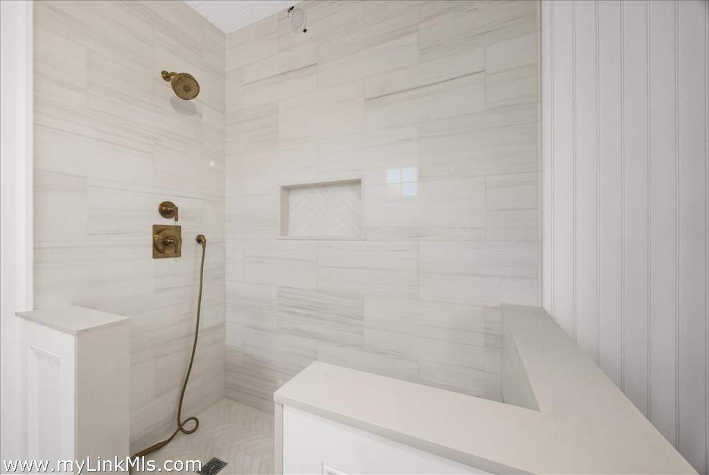 7 Bedroom Single Family Home/House's Image 22