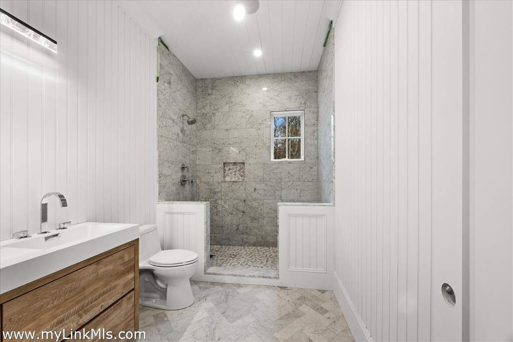 7 Bedroom Single Family Home/House's Image 24