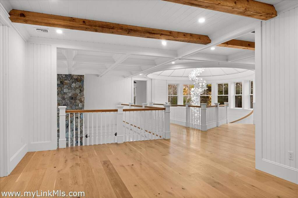 7 Bedroom Single Family Home/House's Image 25