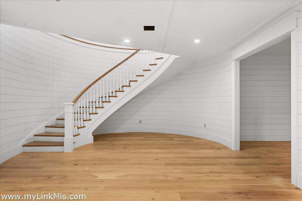 7 Bedroom Single Family Home/House's Image 27