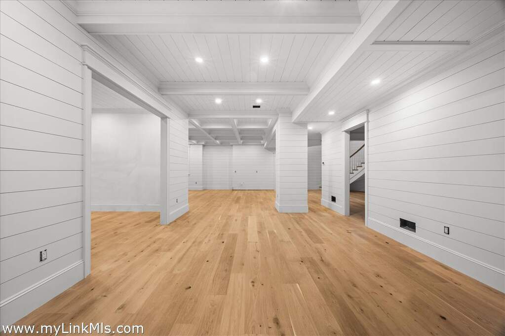 7 Bedroom Single Family Home/House's Image 28