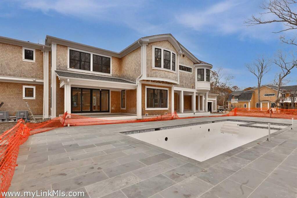 7 Bedroom Single Family Home/House's Image 31
